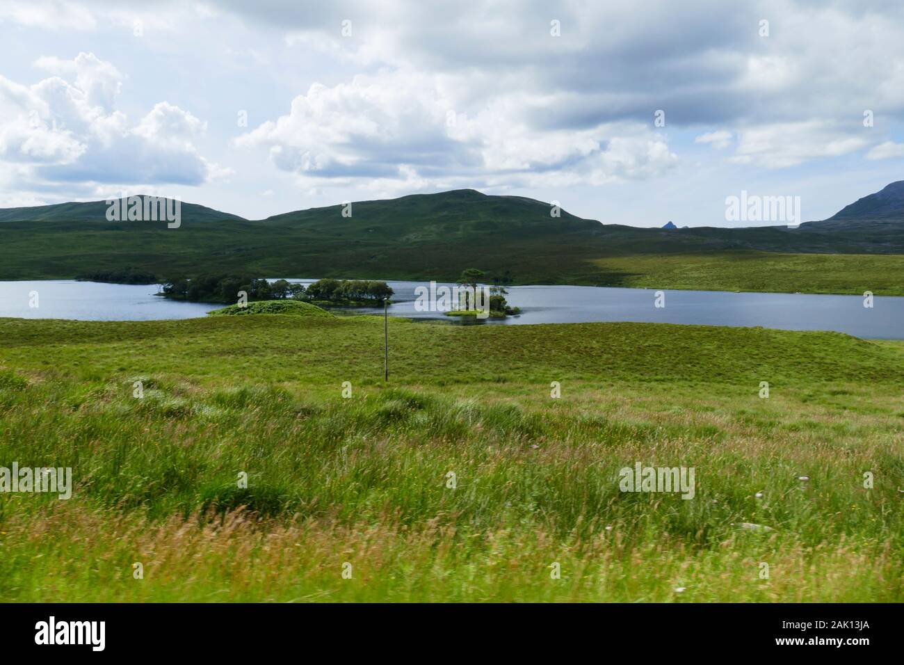 Loch Awe mit kleiner Insel in den Highlands von Schottland Stock Photo