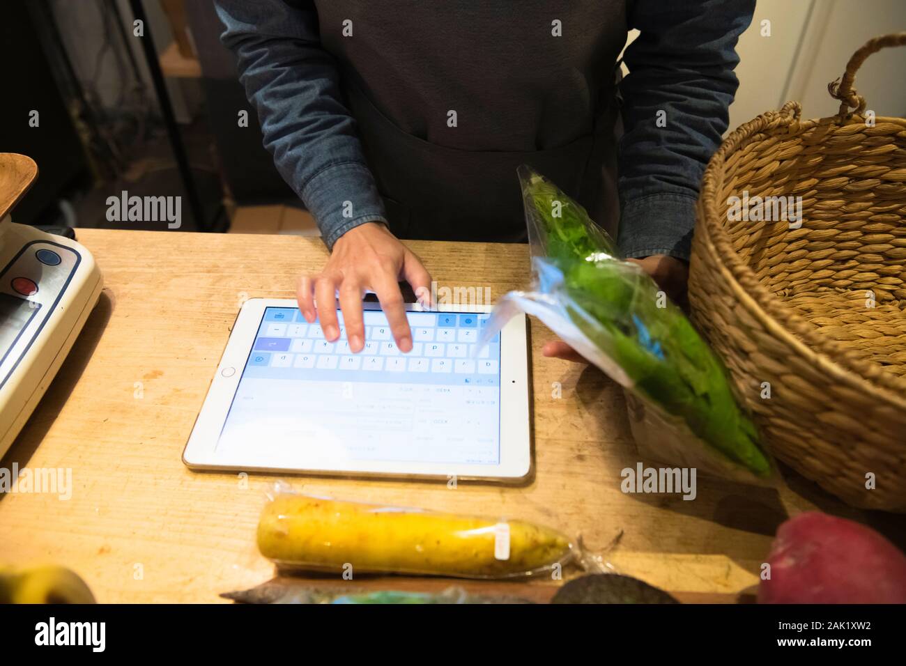 Cashier using touch screen cash register on tablet Stock Photo Alamy