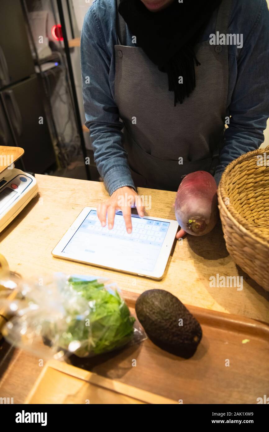Cashier using touch screen cash register on tablet Stock Photo Alamy