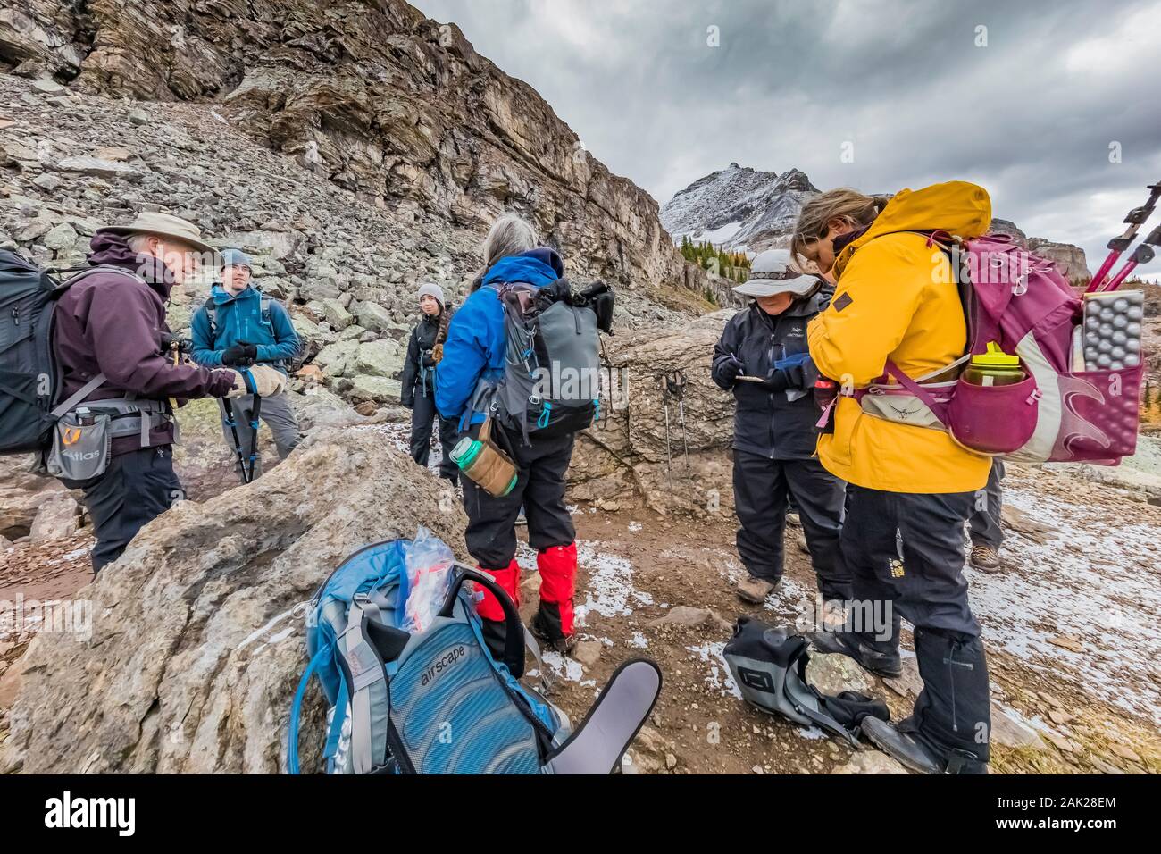 Hikers in yoho national park hi-res stock photography and images - Alamy