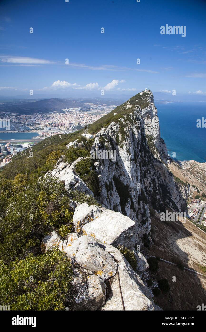Britischer Stadtstaat Gibraltar: Blick von der Aussichtsplattform Gondelbergstation auf Affenfelsen (The Rock of Gibraltar) und Mittelmeer, Andalusien Stock Photo