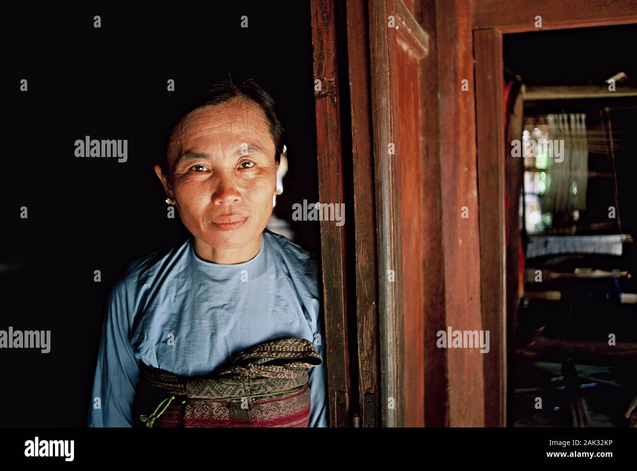 An old Vietnamese woman, dressed in a traditional robe, standing in a house in her homeland Vietnam. (Undated picture) | usage worldwide Stock Photo