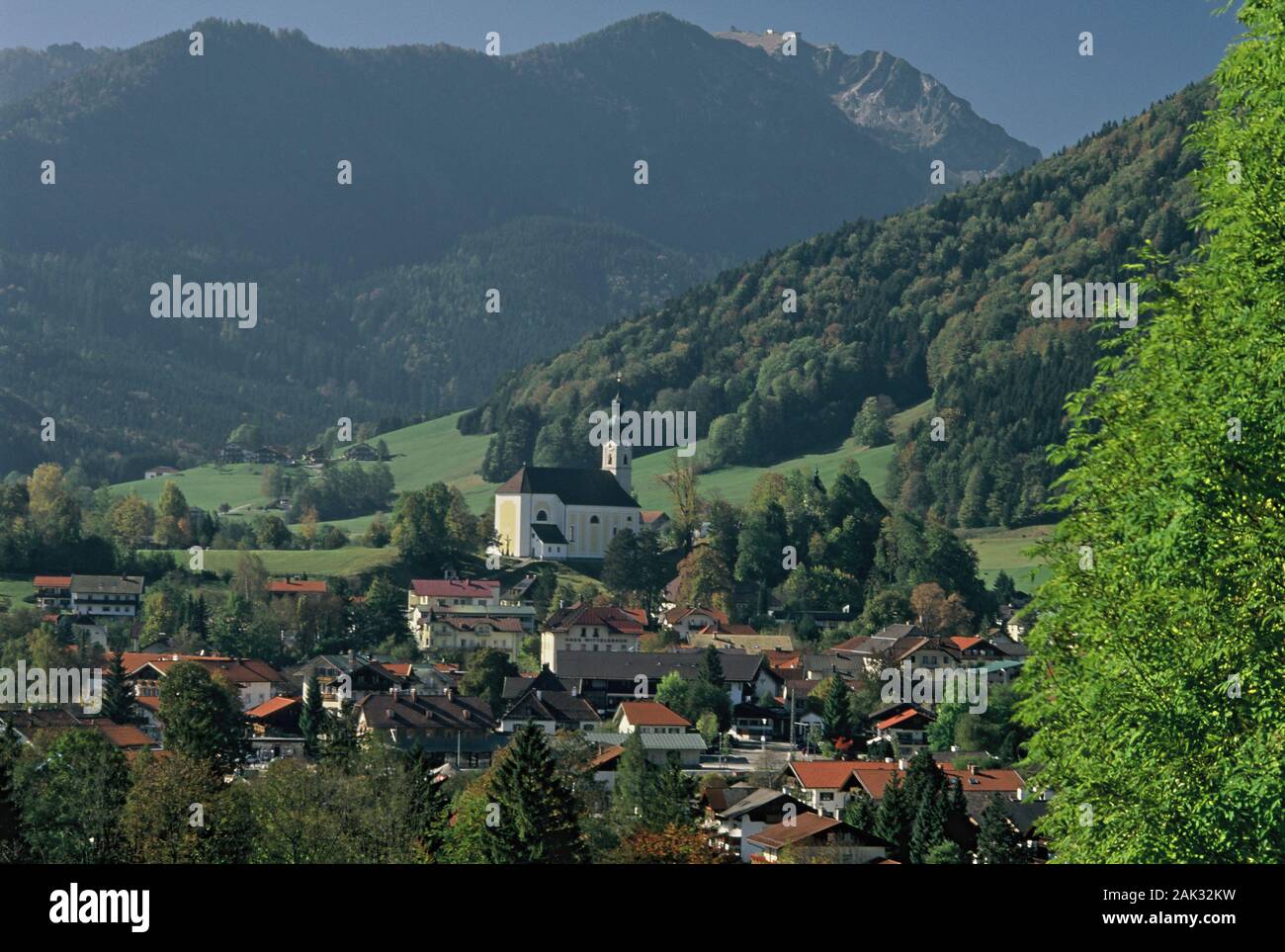 The parish church of St Georg dominates the view of Ruhpolding in the Upper Bavarian region of the Chiemgau that is located at the foot of the Hochfel Stock Photo
