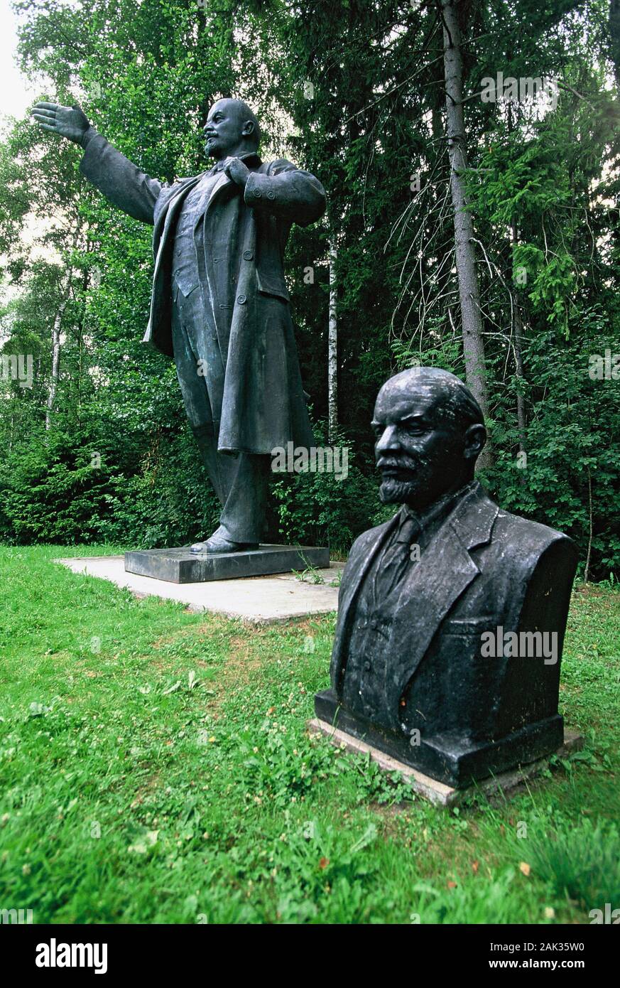 View of two sculptures (Lenin and Stalin) in the open-air-museum Gruto Parkas near Druskininkai, Lithuania. (Undated picture) | usage worldwide Stock Photo