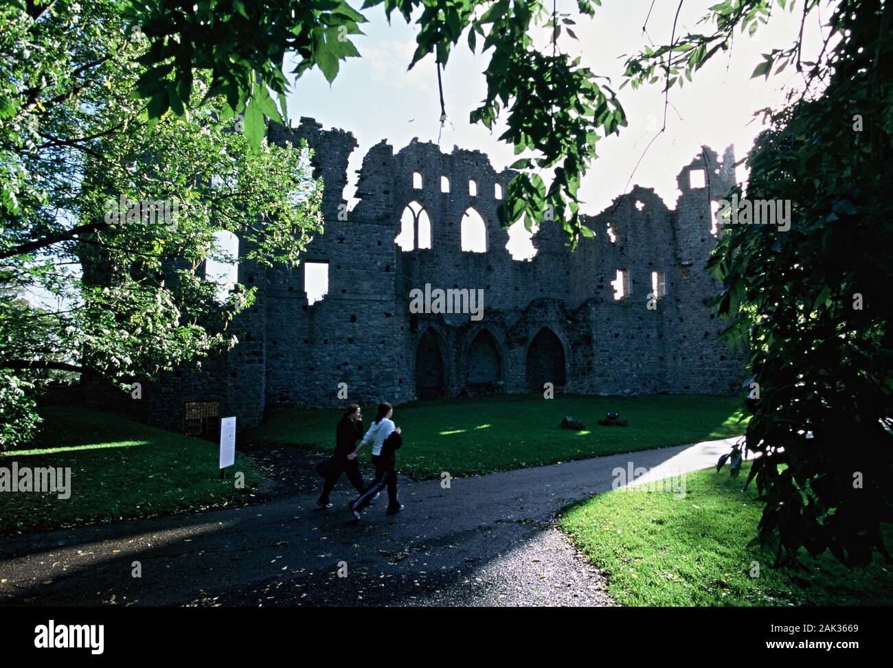 Two girls passing the socalled Jealous Wall of the famous Belvedere