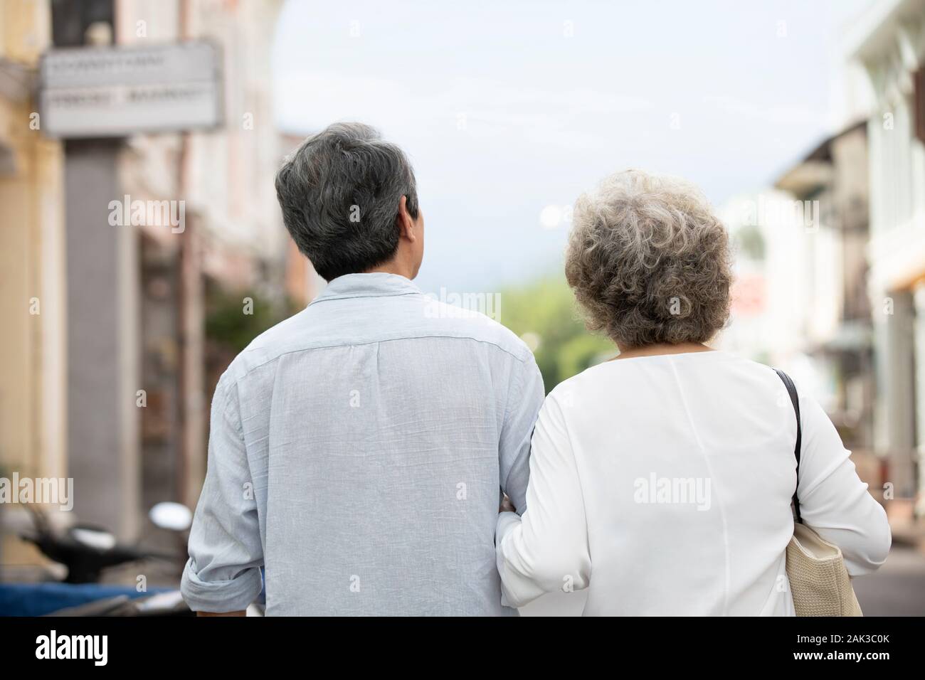 Back view couple walking arm hi-res stock photography and images - Alamy