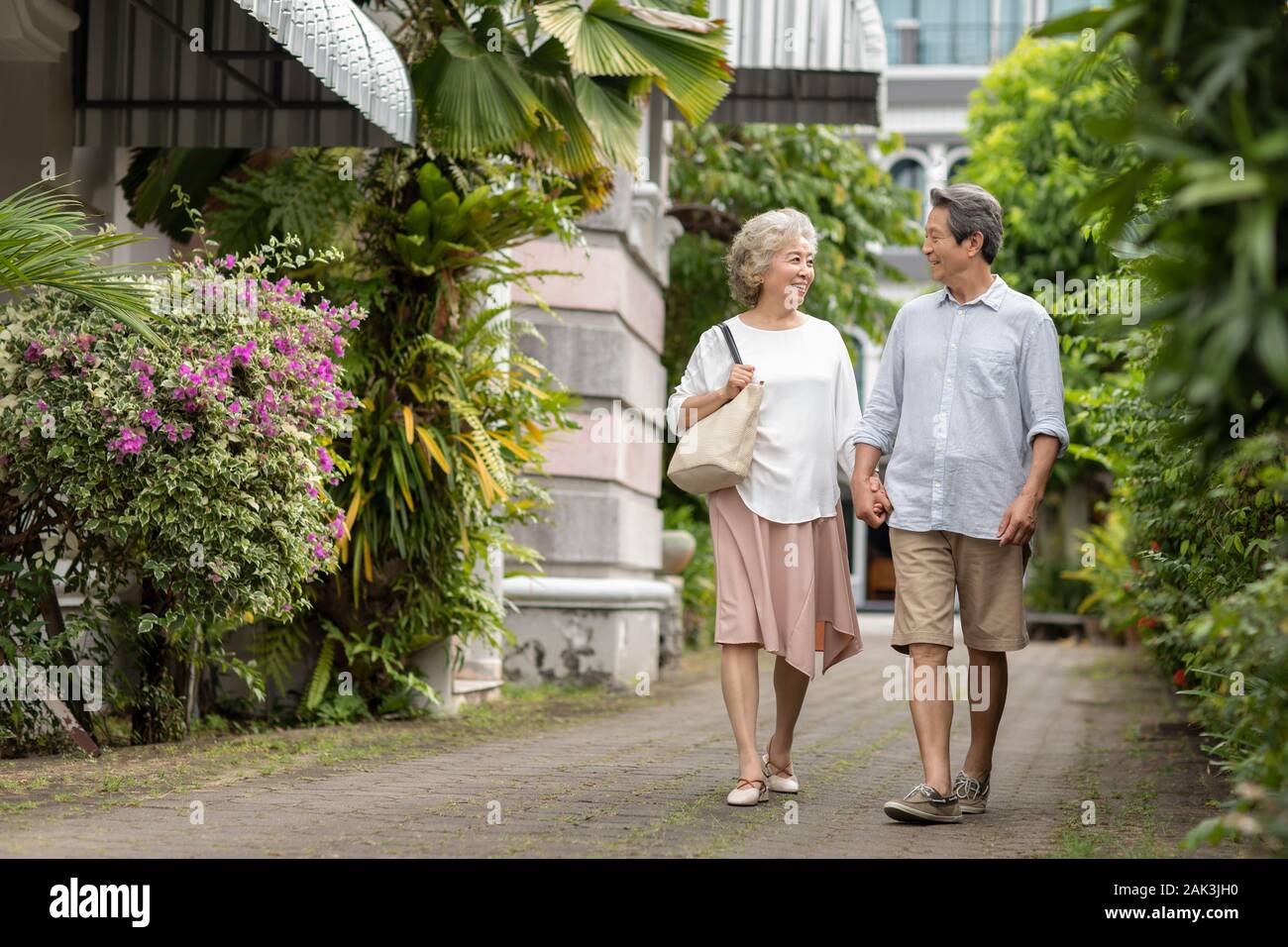 Senior chinese couple holding hi-res stock photography and images - Alamy