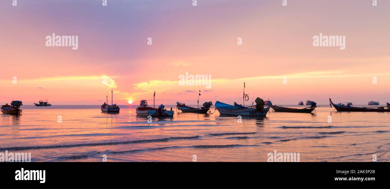 Sunset view boats beach hi-res stock photography and images - Alamy