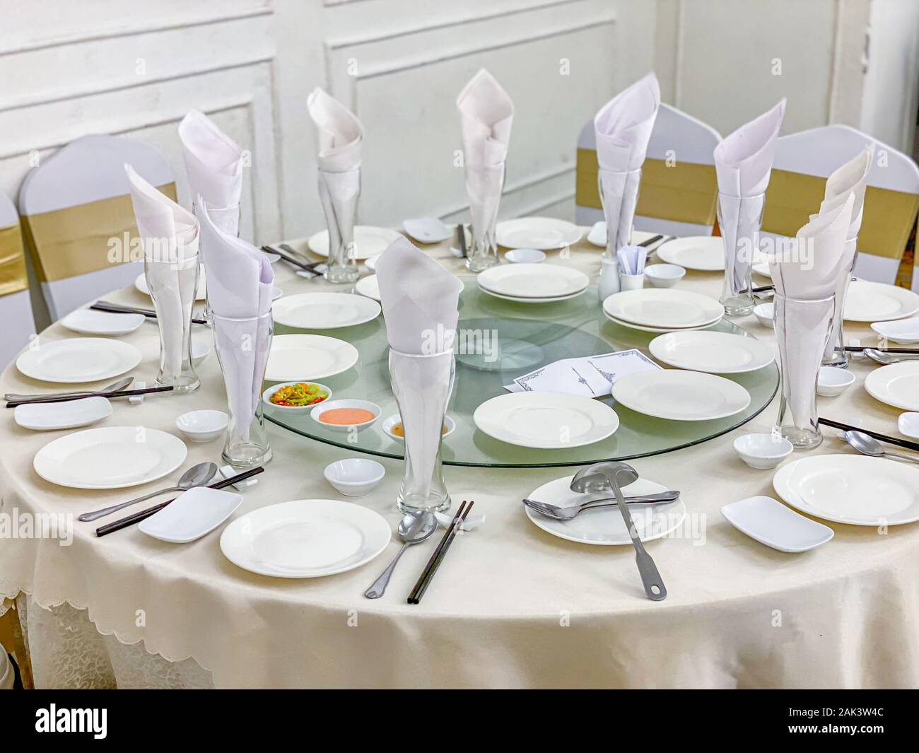 Elegant white banquet round dinner table in wedding hall Stock Photo