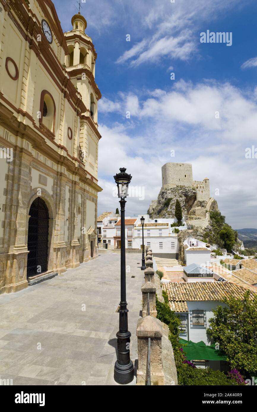Weisses Bergdorf Olvera mit Kathedrale und Castello, Andalusien, Spanien | usage worldwide Stock Photo