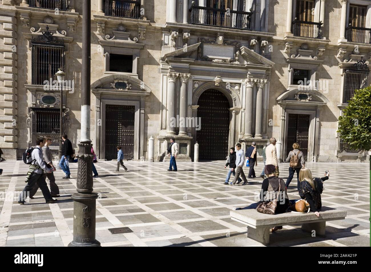 Gerichtsgebäude an der Plaza Nueva in Granada, Andalusien, Spanien | usage worldwide Stock Photo
