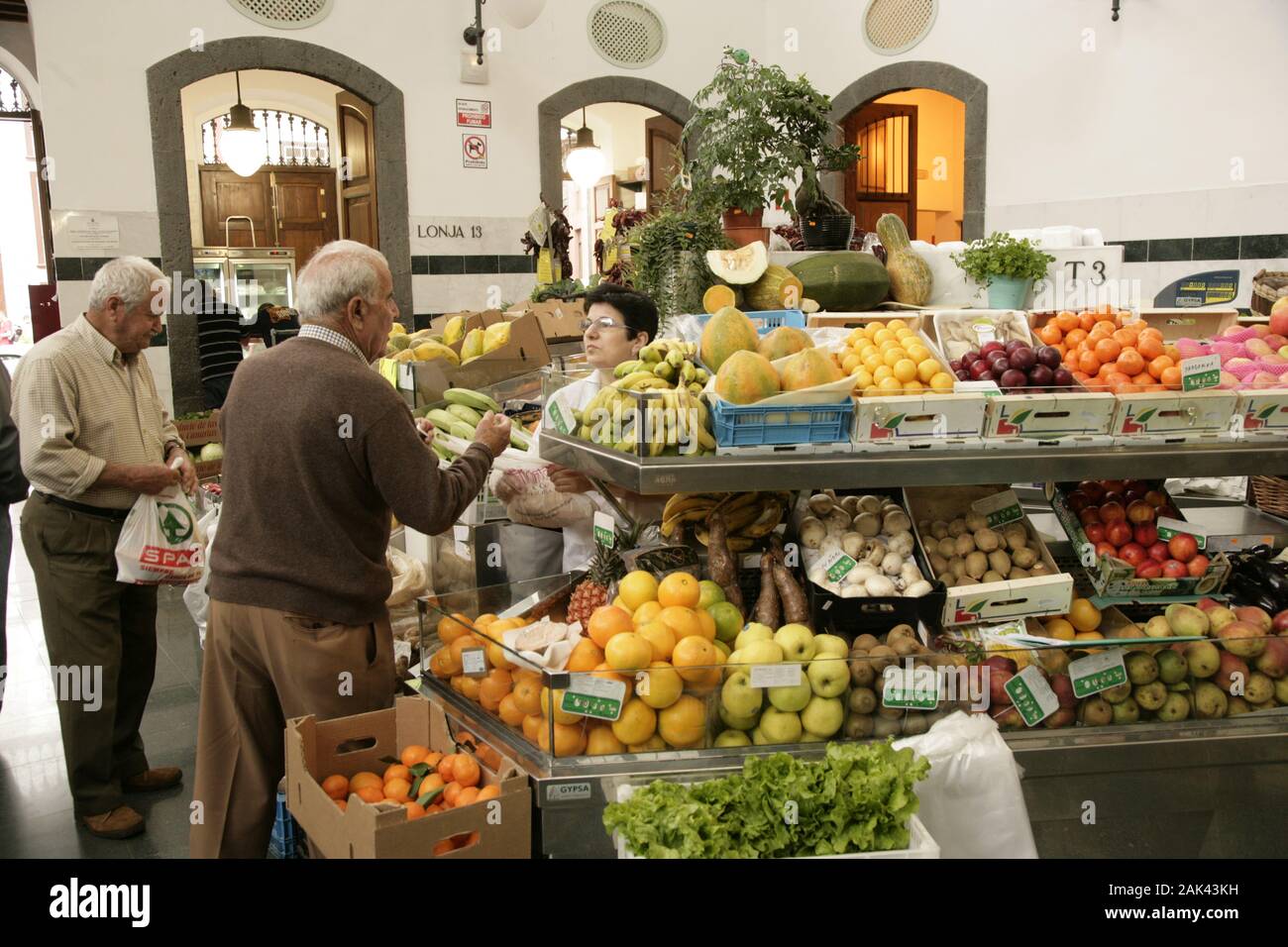 Obst- und Gemüsestand in der Markthalle von Santa Cruz, La Palma ...