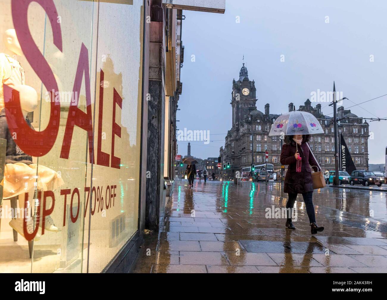 Edinburgh, United Kingdom. 07 January, 2020 Pictured: Strong winds hit Scotland’s capital city disrupting commuters and shoppers. Credit: Rich Dyson/Alamy Live News Stock Photo