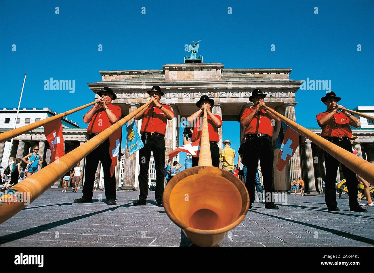 Feier des Schweizer Nationalfeiertas vor dem Brandenburger Tor, Berlin | usage worldwide Stock Photo