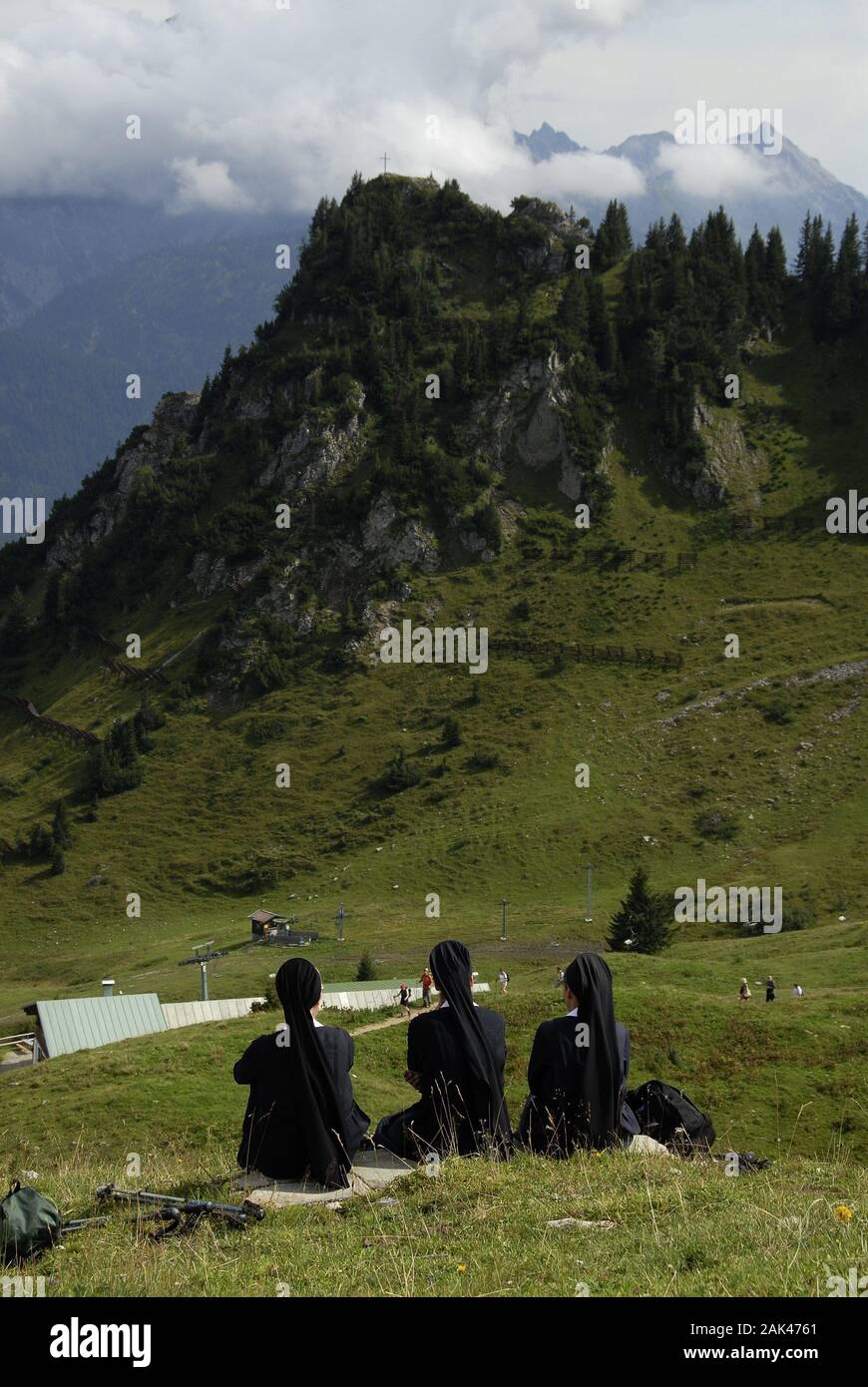 3 Nonnen pausieren auf dem Hahnenkamm, Tirol | usage worldwide Stock Photo