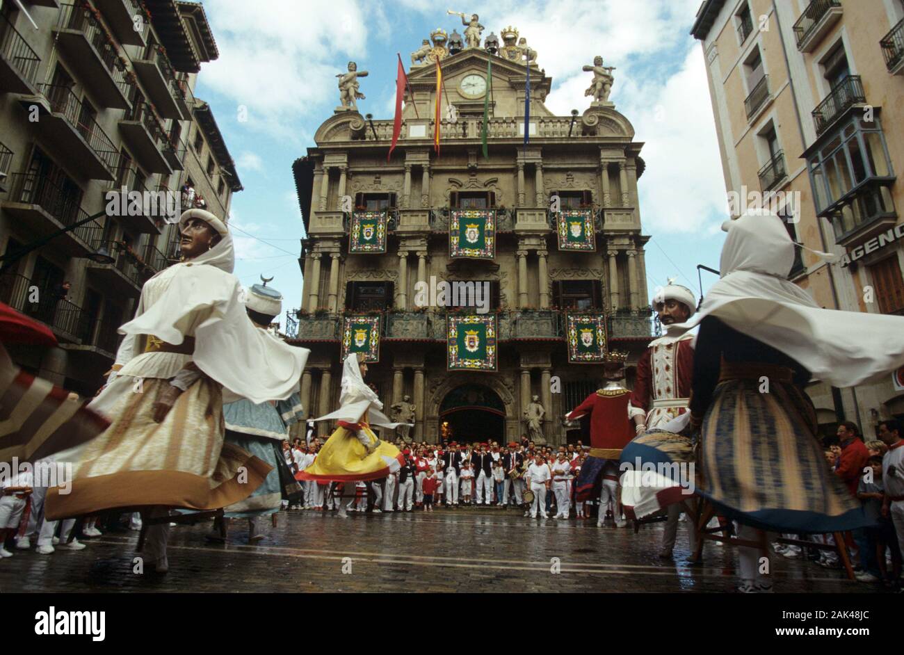 Northern Spain: Pamplona - Dancers with giant puppets in front of the town hall | usage worldwide Stock Photo