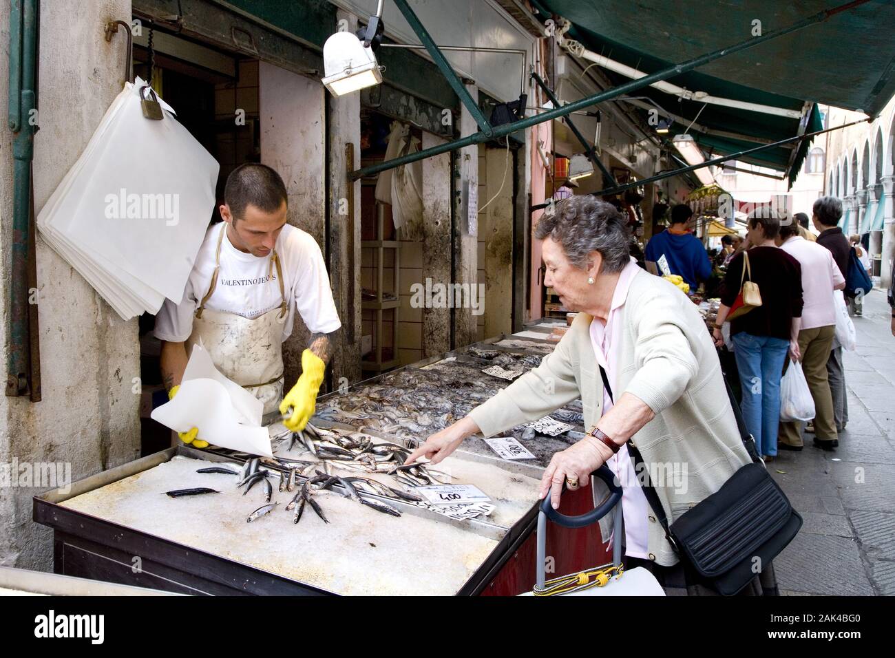 Fischverkauf auf dem Rialtomarkt, Venedig | usage worldwide Stock Photo