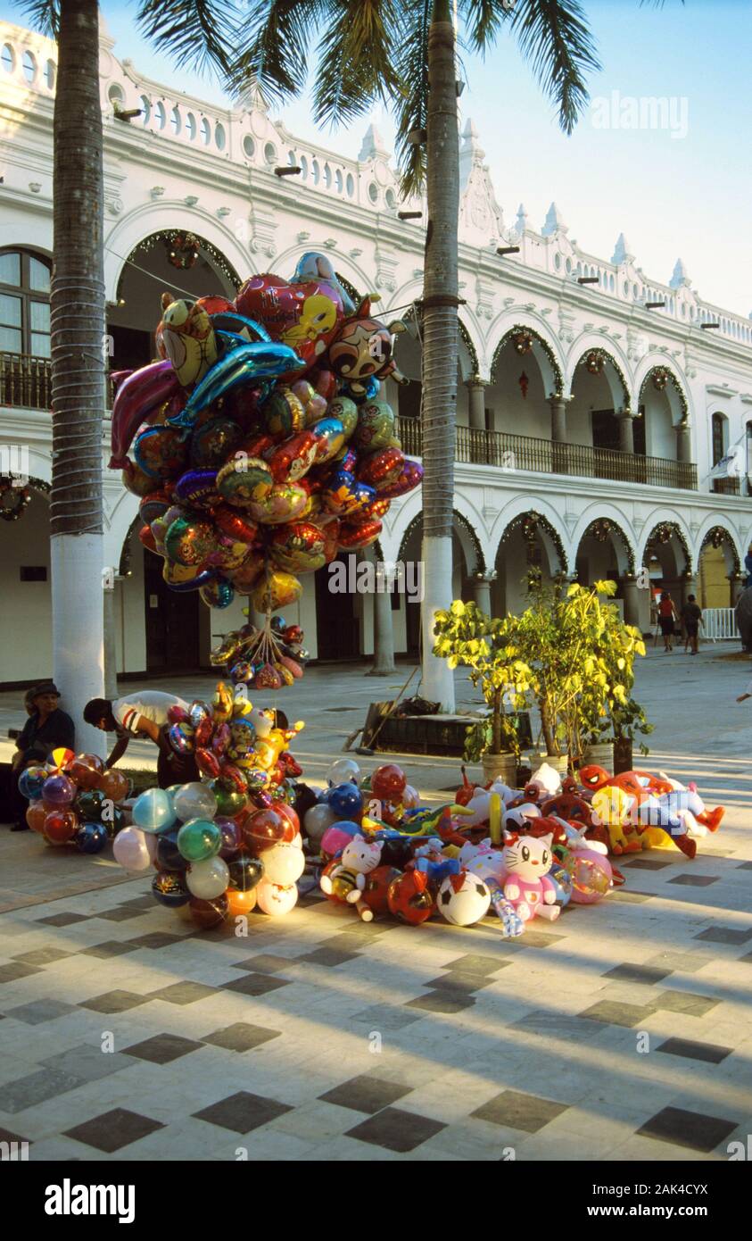 Mexico: balloon vendor in front of the city hall on the Zocalo in Veracruz | usage worldwide Stock Photo