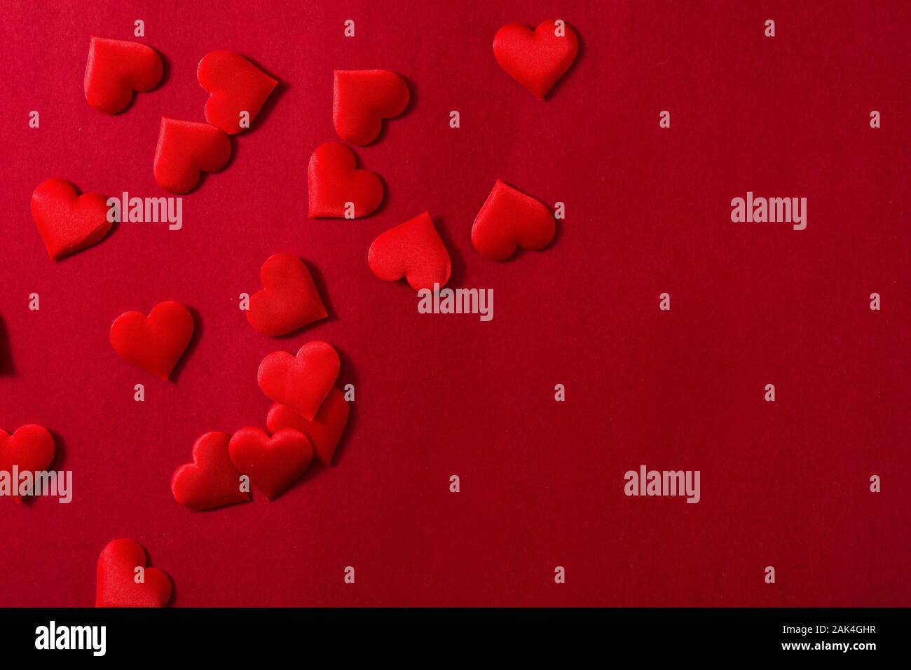 Hearts love red background hi-res stock photography and images - Alamy