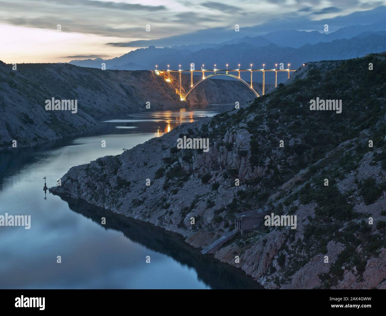 Brücke bei Maslenica mit Paclenica-Gebirgszug im Hintergrund, Drehort der Winnetou-Verfilmungen, Kroatien | usage worldwide Stock Photo