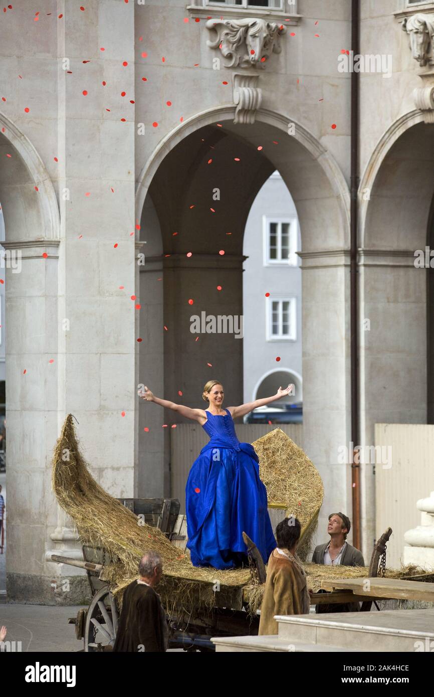 Salzburger Festspiele : 'Jedermann'  von Hugo von Hofmannsthal auf dem Domplatz, hier Peter Simonischek  Sophie von Kessel, vøsterreich | usage worldw Stock Photo