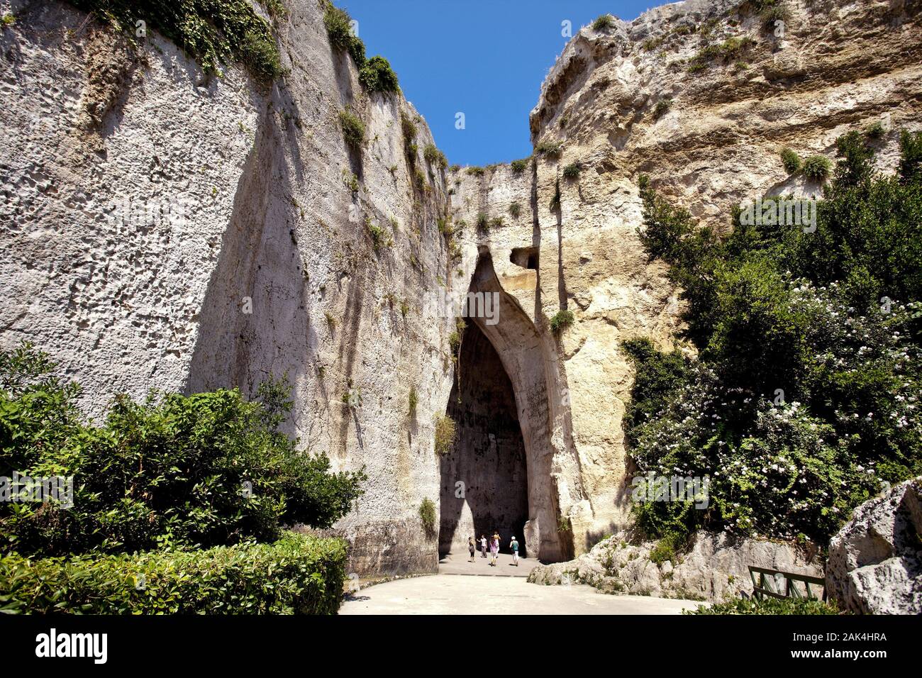 das ohr des dionysos auf ortigia kleine insel vor der ostkuste siziliens die das historische zentrum der stadt syrakus bildet sizilien italien stock photo alamy