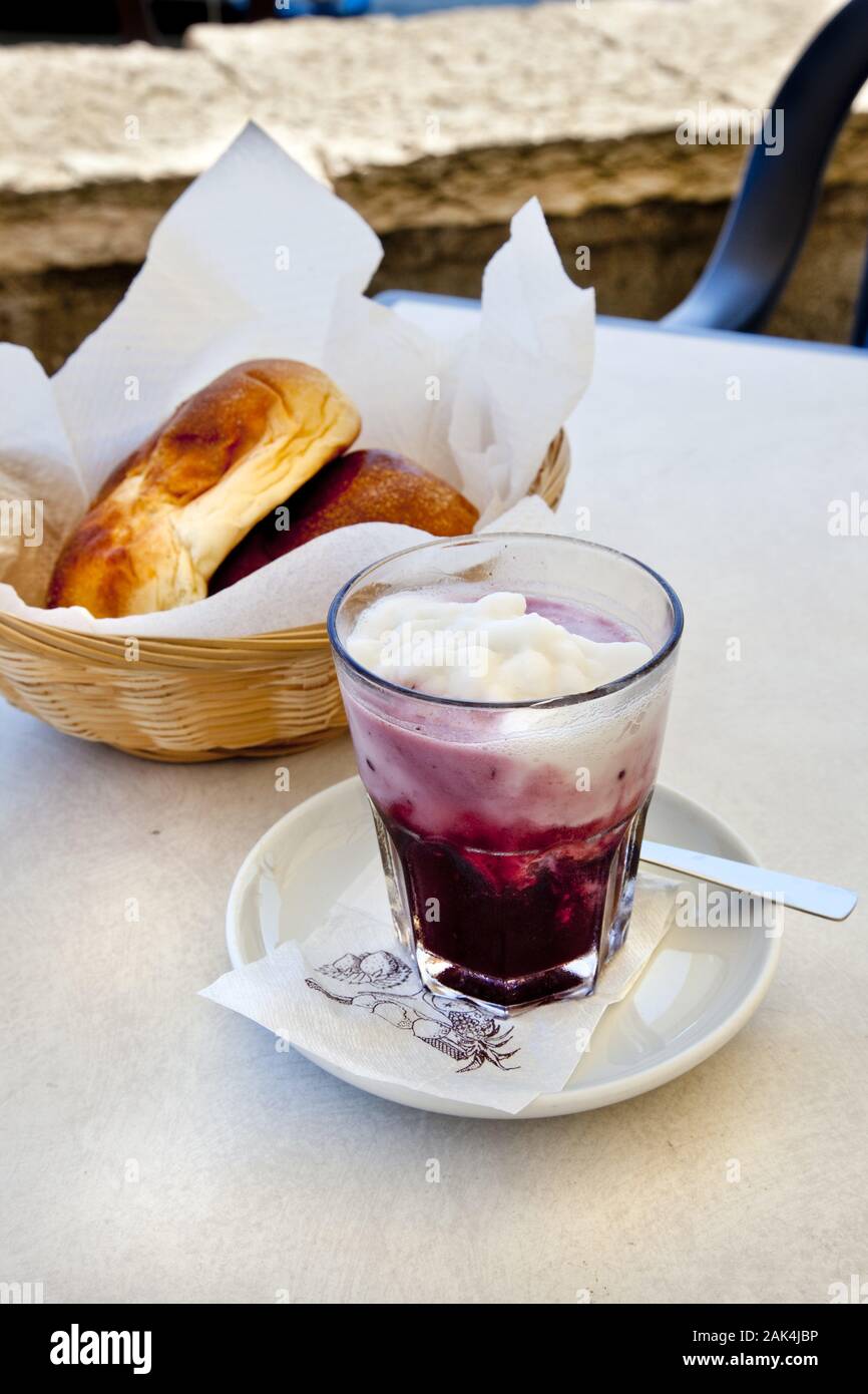 Typisch sizilianisches Frühstück auf Lipari: Granita und Brioche, Sizilien, Italien | usage worldwide Stock Photo