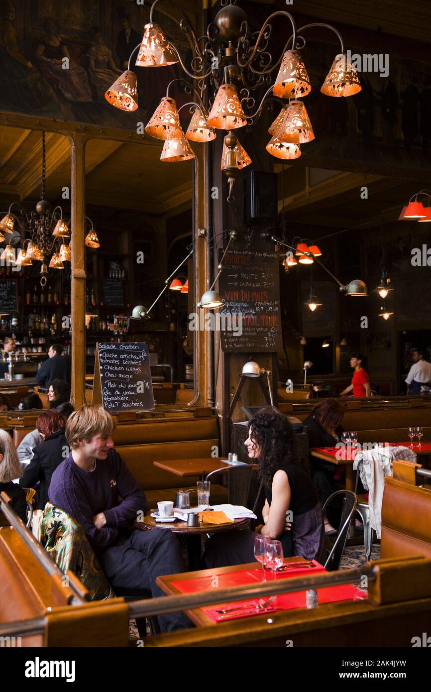 Café Charbon in der Rue Oberkampf, Paris, Frankreich | usage worldwide Stock Photo