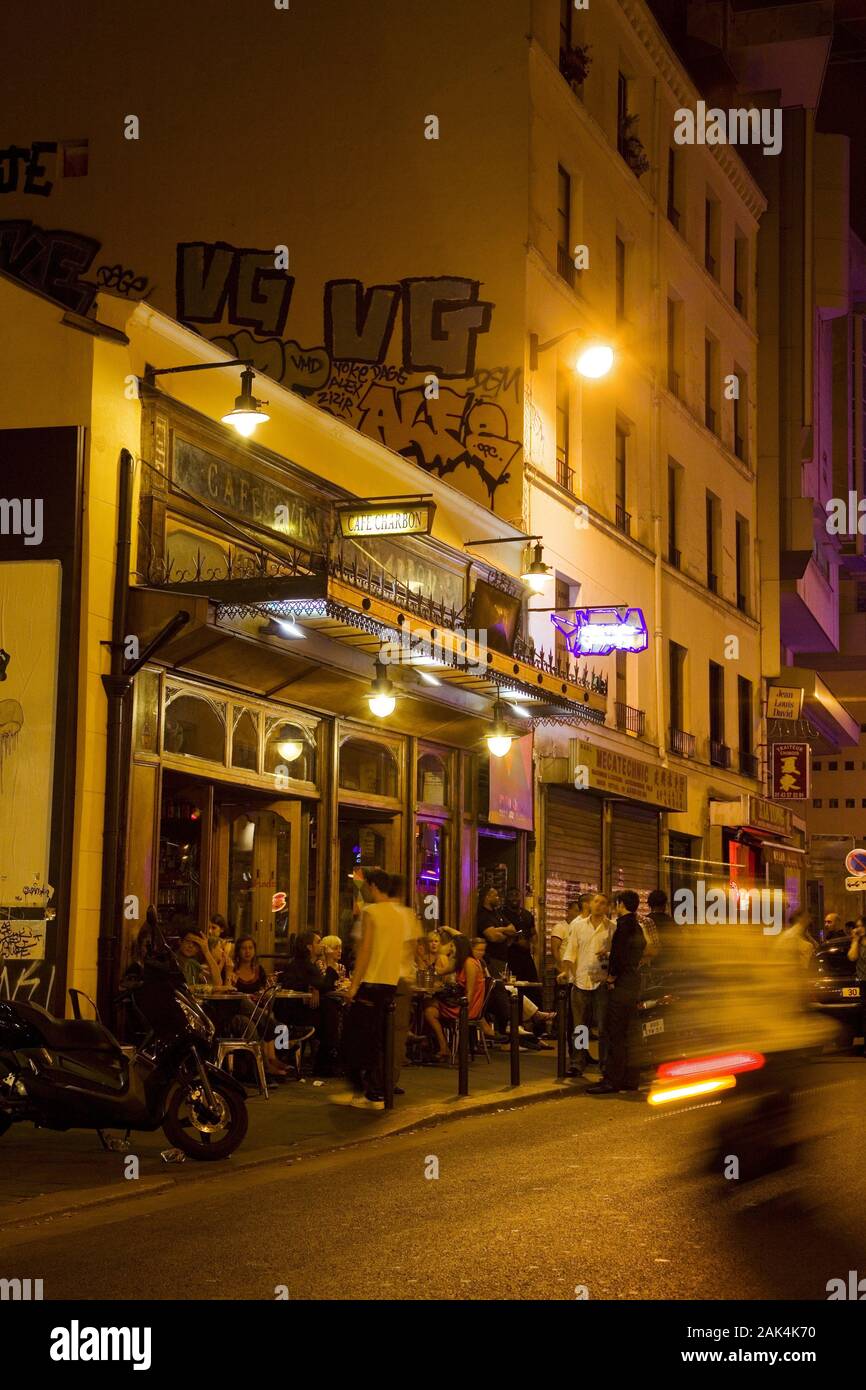In der Rue Oberkampf: nachts vor dem Café Charbon, Paris, Frankreich | usage worldwide Stock Photo