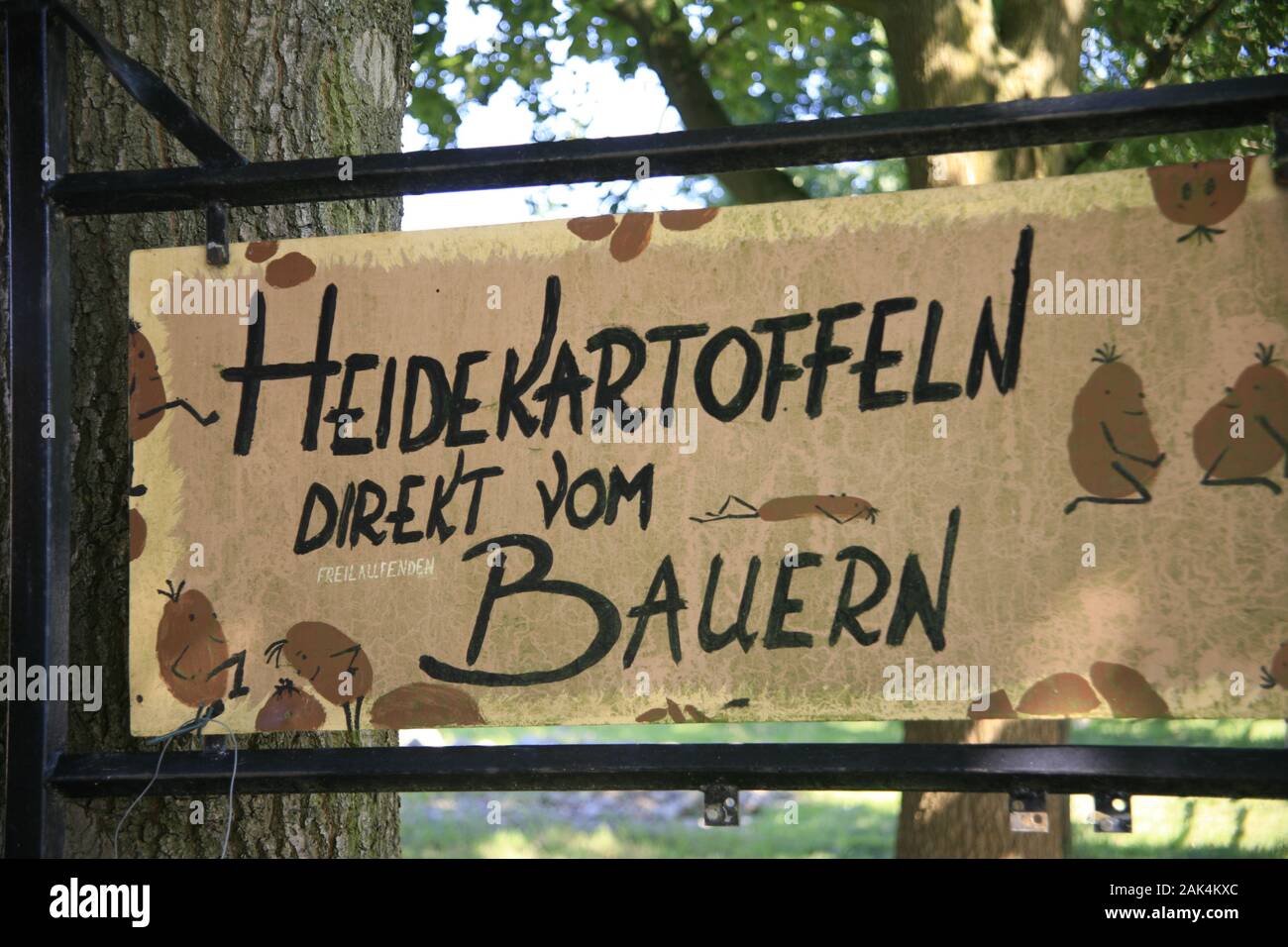 Hinweisschild in Egestorf: Kartoffeln zum Verkauf, Lüneburger Heide, Deutschland | usage worldwide Stock Photo