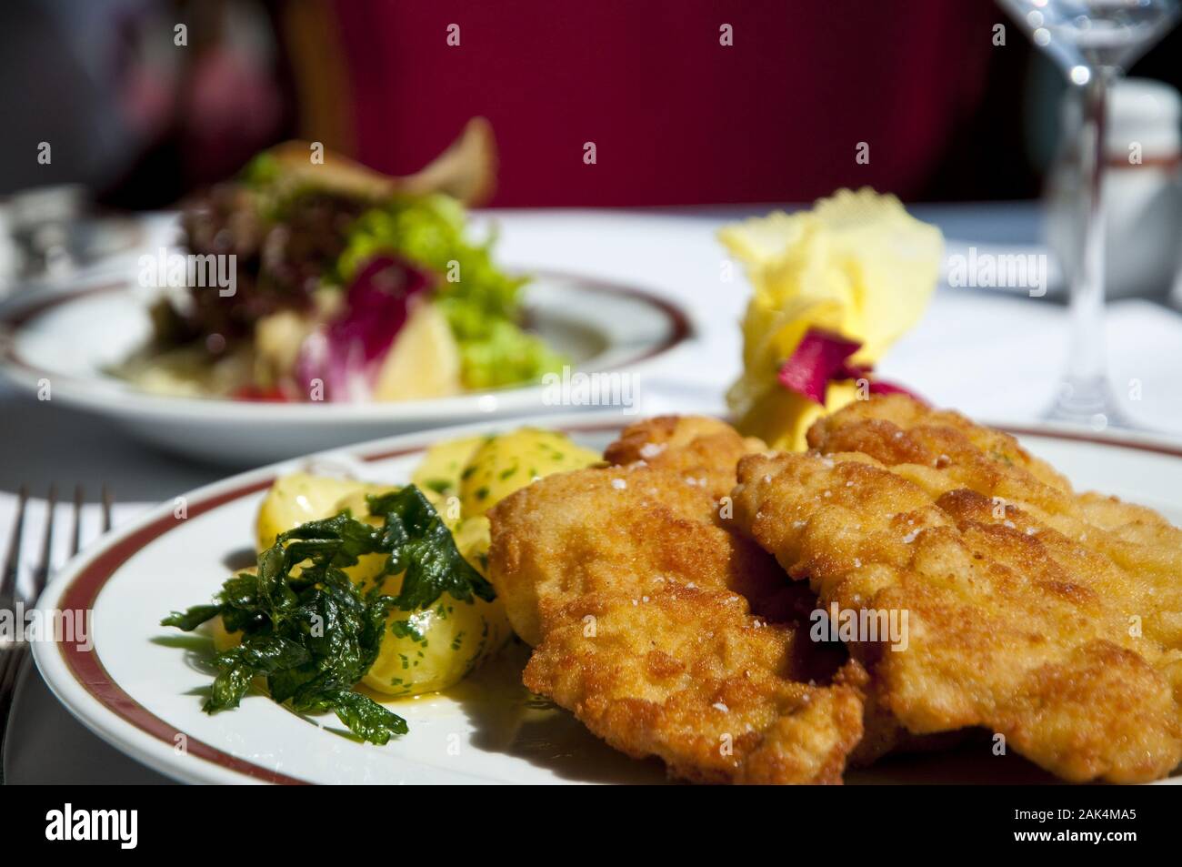 Wiener Schnitzel mit Kartoffeln im Restaurant Hotel Sacher, Wien, Österreich | usage worldwide Stock Photo