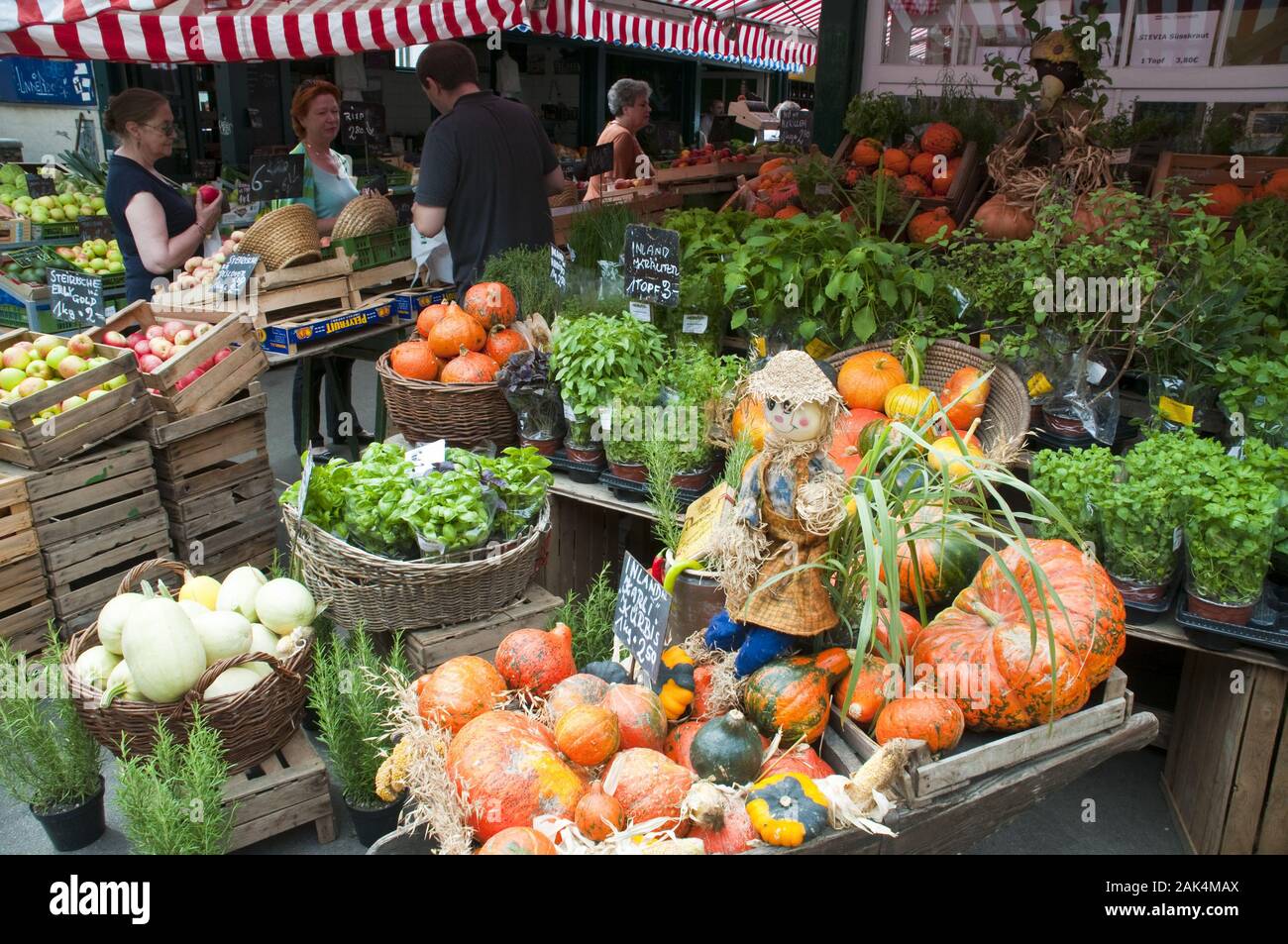 Obst- und Gemüsemarkt am Naschmarkt, Wien, Österreich | usage worldwide  Stock Photo - Alamy