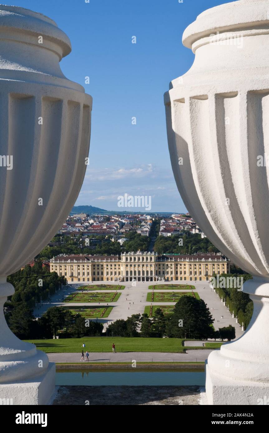 Schloss Schönbrunn Blick von der Gloriette auf die Gartenanlage und