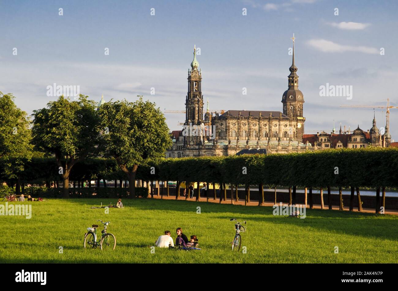 Elbufer Parkanlage am Japanischen Palais mit Blick auf die Altstadt