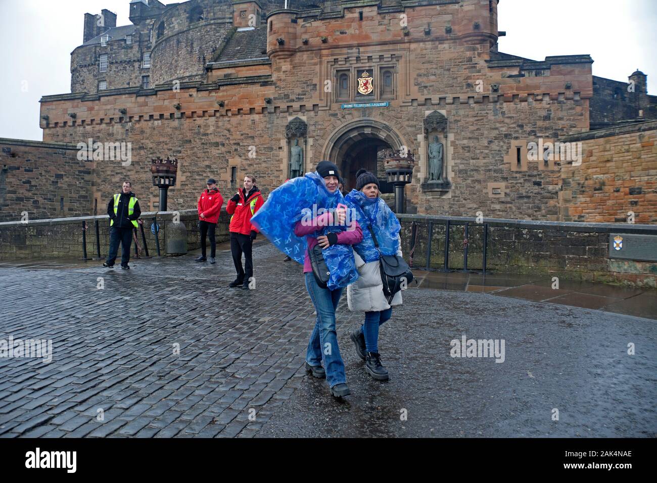 Edinburgh, Scotland, UK. 7th January 2020. Edinburgh Castle closed for the day at 11.30am due to a Yellow Warning for extremely high winds. Wind SSW 50km/h potential gusts of 87 km/h. These two Argentinian ladies with their Scottish capes billowing were disappointed to be turned away. Stock Photo