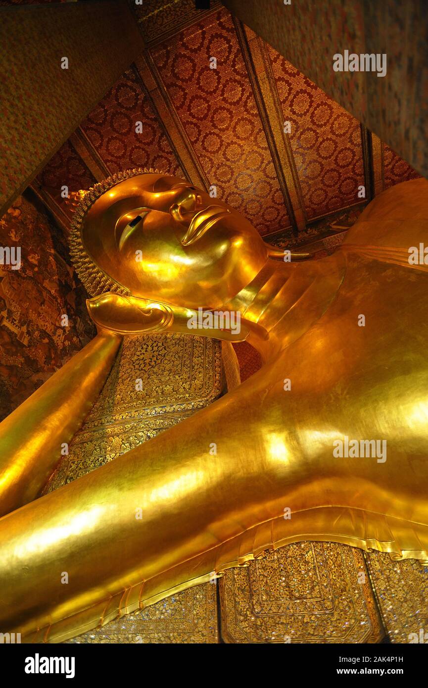 Bangkok: Liegender Buddha im Wat Pho (Tempel des liegenden Buddha), Thailand | usage worldwide Stock Photo