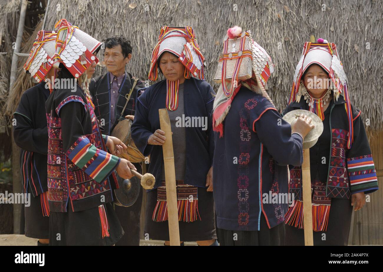 Ban Lorcha: Akha Village, Frauen des Akha-Bergstammes bei der Vorbereitung zu einem traditionellen Tanz, Thailand | usage worldwide Stock Photo