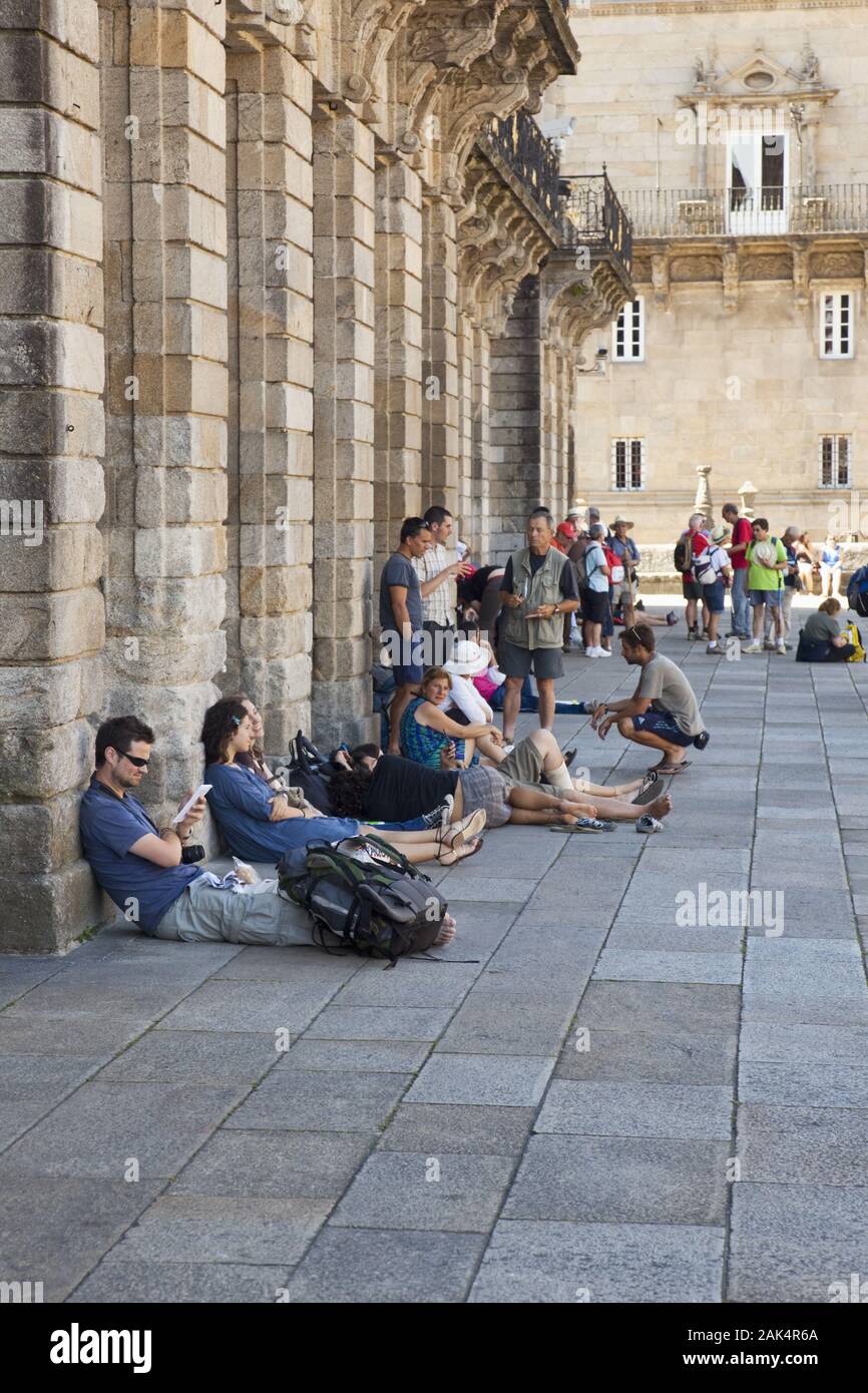 Pilger auf dem Praza do Obradoiro vor der Kathedrale in Santiago de Compostela vor dem Palacio de Rajoy, Spanien Norden   G E S P E R R T | usage worl Stock Photo