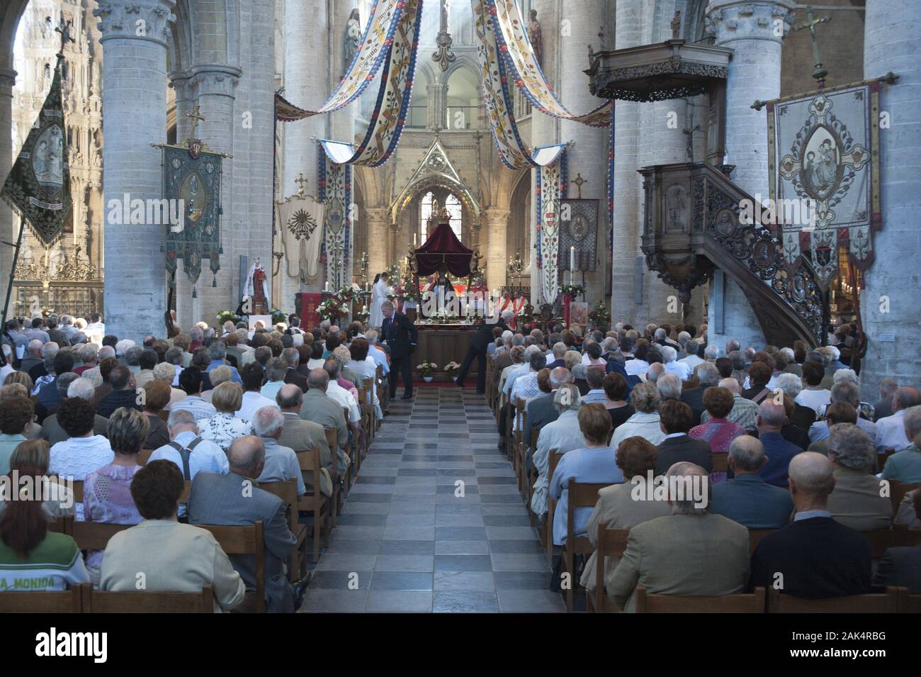 Zoutleeuw: Gottesdienst anläßlich der St. Leonardus Prozession in der Kirche Sint-Leonardus, Flandern | usage worldwide Stock Photo