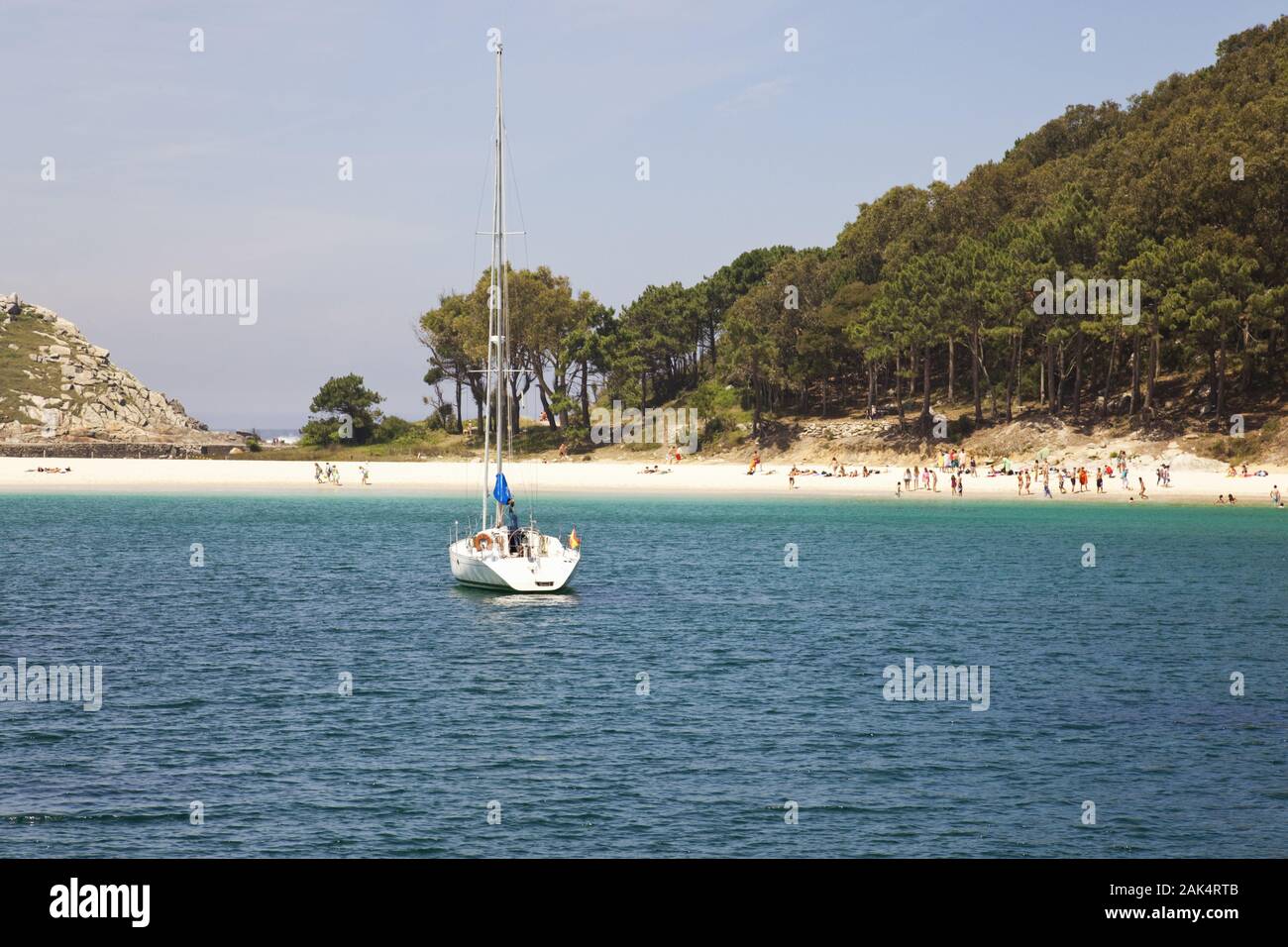 Inselgruppe Islas Cies: kleines Segelboot im Naturschutzgebiet vor Vigo, Spanien Norden | usage worldwide Stock Photo