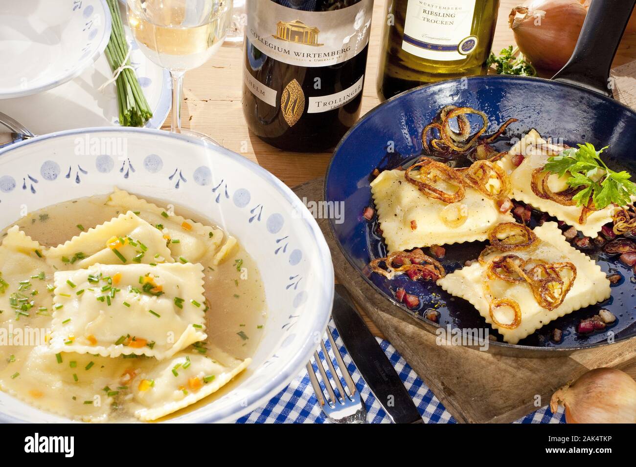 Typisch schwäbische Küche: Maultaschen in der Brühe und geschmälzte  Maultaschen, Stuttgart/Schwäbische Alb | usage worldwide Stock Photo - Alamy