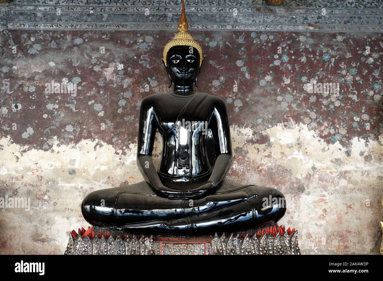 Bangkok Thailand Wat Suthat Thepwararam - meditating black buddha statue Stock Photo