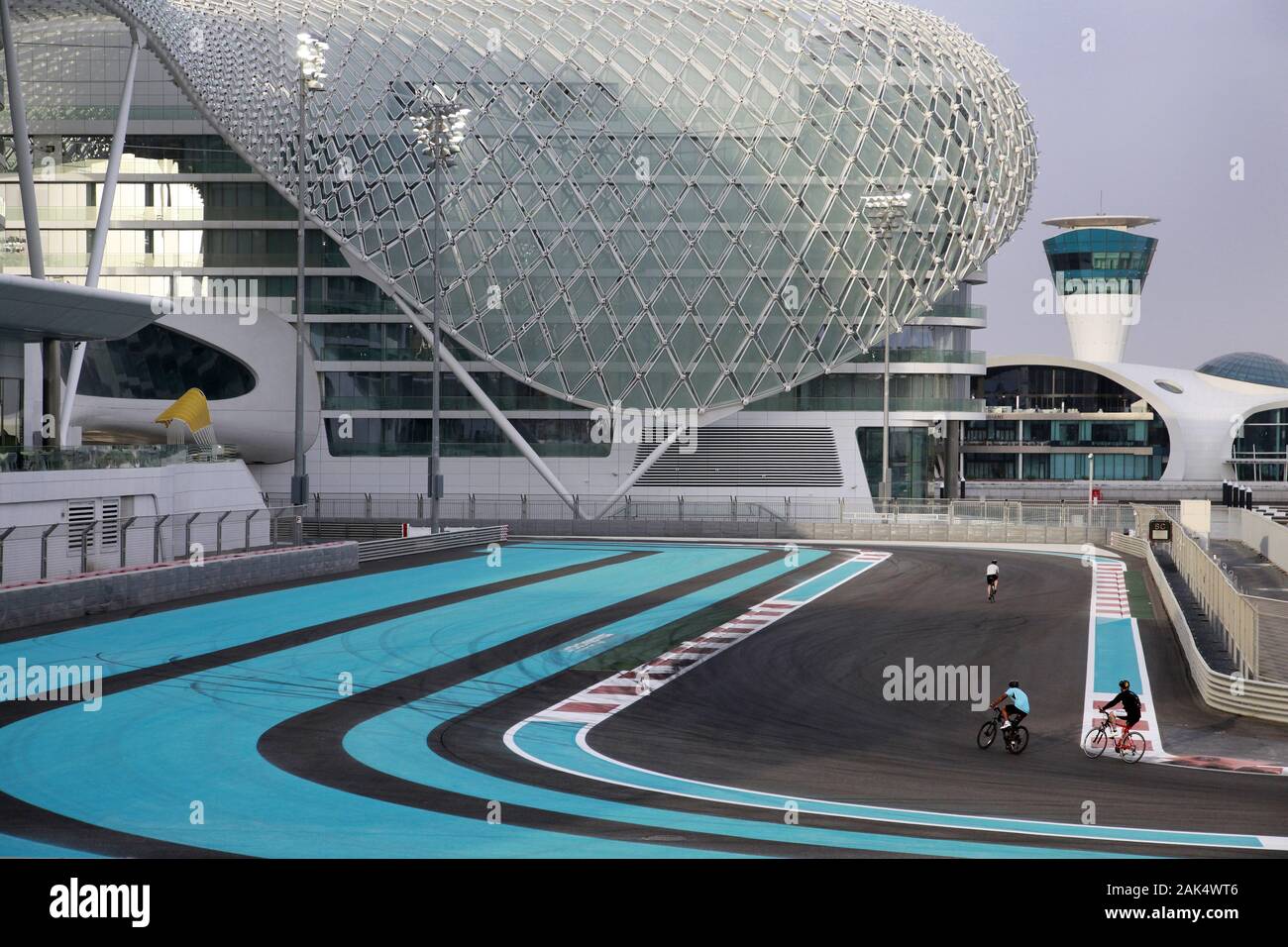 Abu Dhabi: Formel-1-Rennstrecke durch das Yas Hotel auf Yas Island, Dubai |  usage worldwide Stock Photo - Alamy