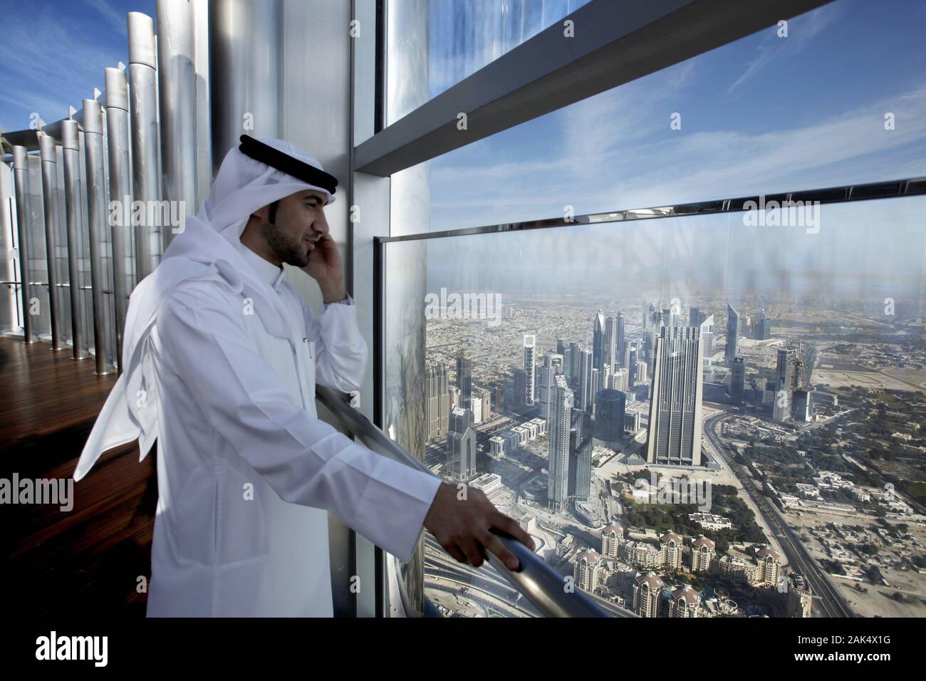 Открыть счет в дубае. Принц Дубая на на Бурдж Халифа. ОАЭ Буш Халиф 2011 год. Дубай Абу Даби путешествие. Бизнес в ОАЭ.