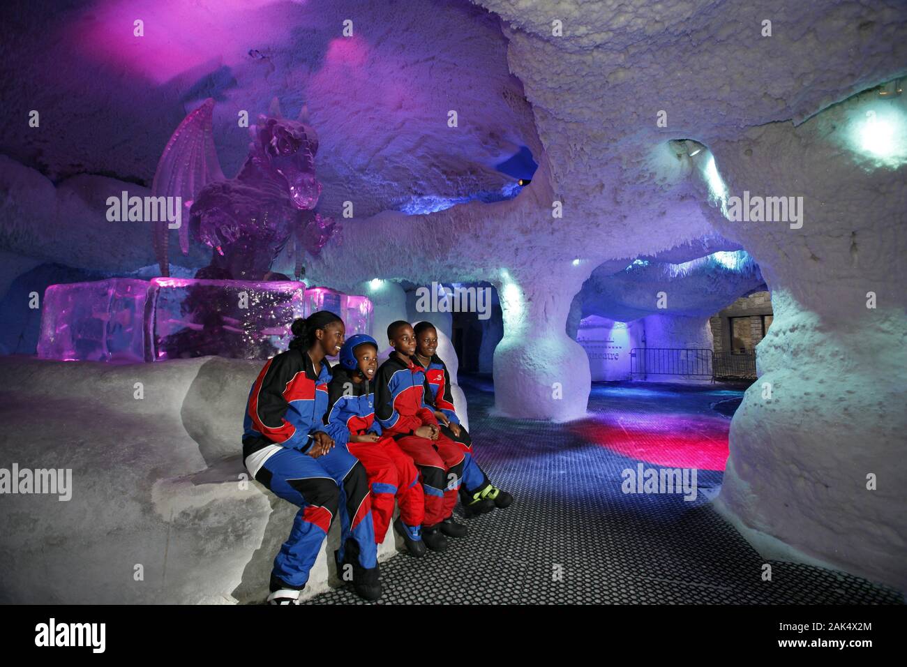 Dubai: Ski Dubai Skidome, Bestandteil der Mall of the Emirates, beleuchtete Eisskulpturen, Dubai | usage worldwide Stock Photo