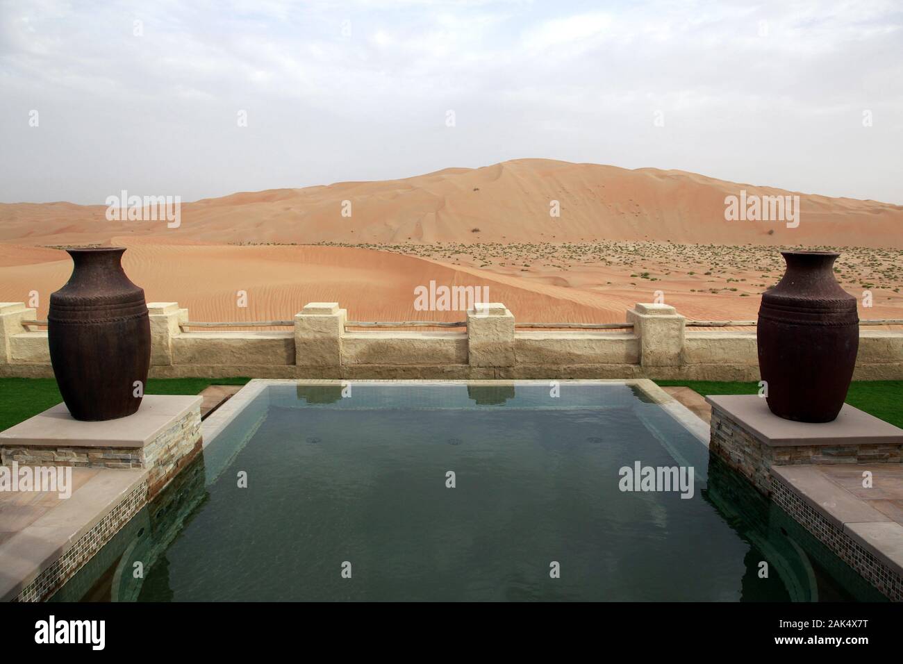 Emirat Abu Dhabi: Pool einer Royal Villa des Qasr Al Sarab Desert Resort in der Liwa Oase, Dubai | usage worldwide Stock Photo