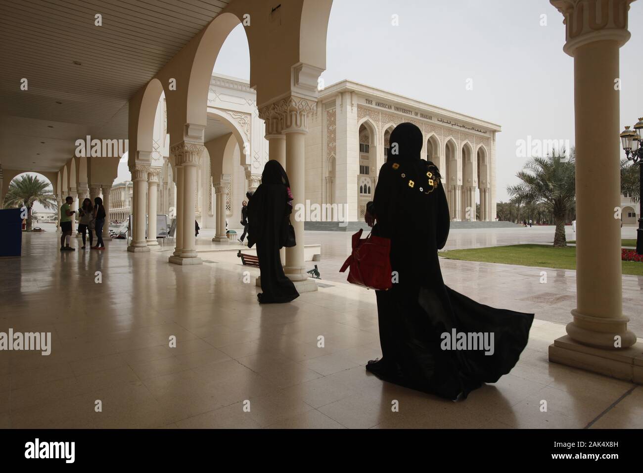 Sharjah: Studentinnen in schwarzer Abaya in der Amerikanischen Universitaet in Sharjah-Stadt, Dubai | usage worldwide Stock Photo