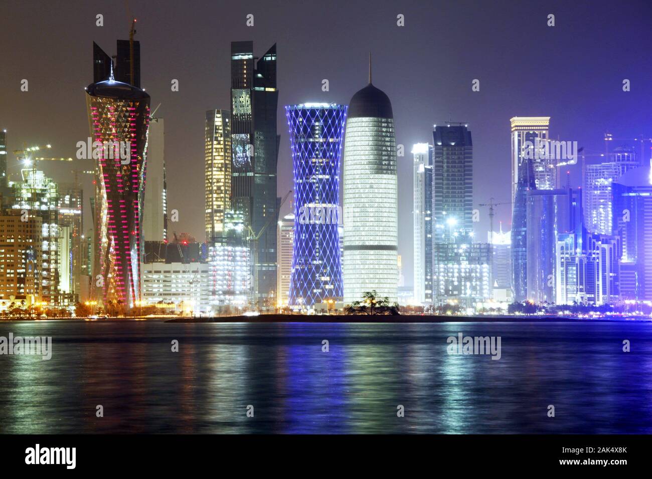Qatar Emirat Katar: naechtliche Skyline von Doha am Persischen Golf, Dubai  | usage worldwide Stock Photo - Alamy