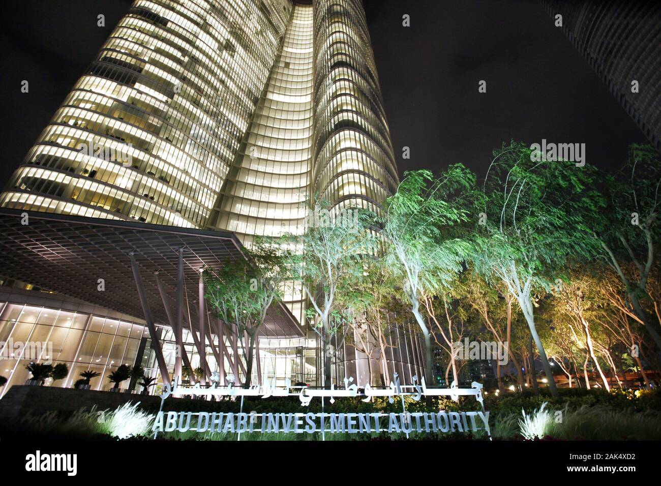 Abu Dhabi Gebaeude der ADIA (Abu Dhabi Investment Authority), am Abend
