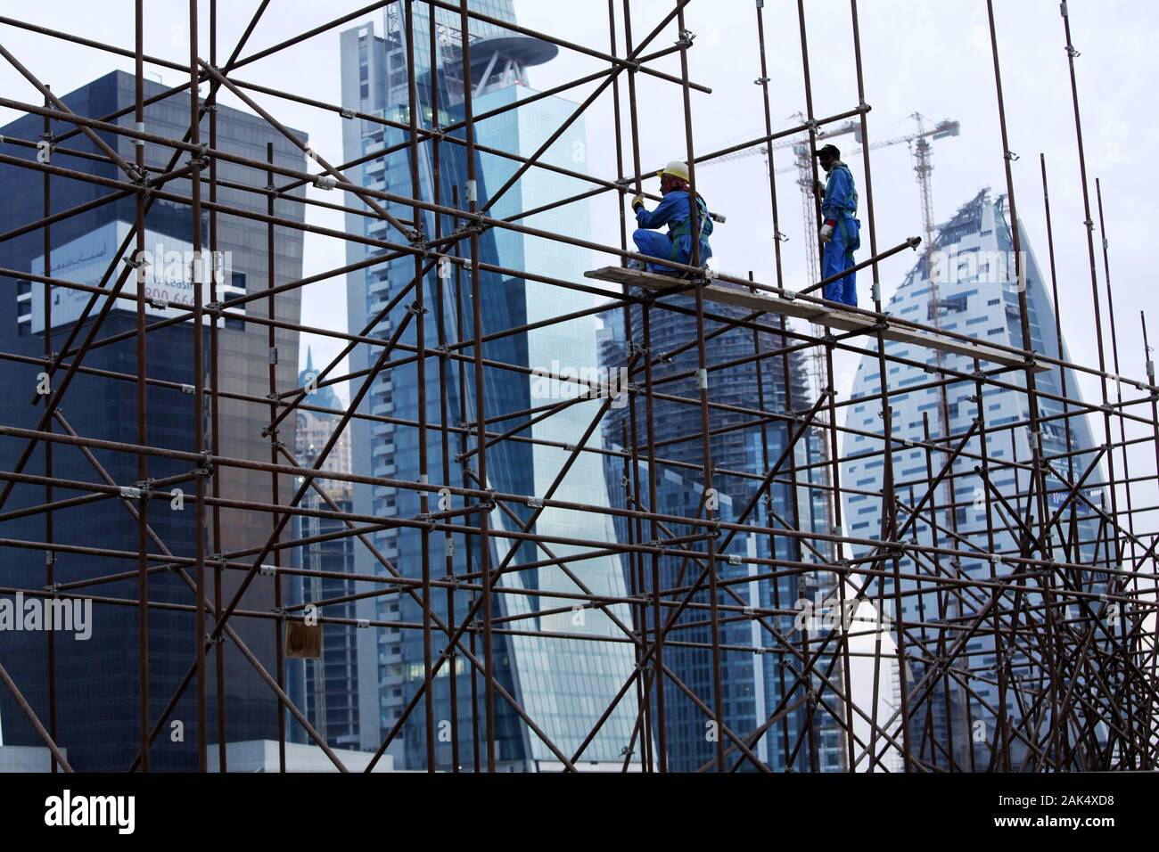 Dubai, asiatische Gastarbeiter auf einer Baustelle im neuen Geschaeftsviertel Business Bay, Dubai | usage worldwide Stock Photo